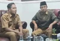 Raden Achmad Asy'ari (kanan), sang Kepala SDN Kebunagung ll bersama perwakilan Dinas Pendidikan Kabupaten Sumenep saat mendengarkan langsung pengakuan beberapa siswa dan orang tua siswa yang menjadi korban dugaan pencabulan Oknum Guru PNS Cabul inisial 'SO'