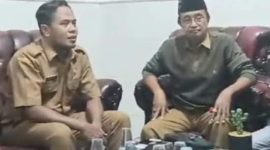 Raden Achmad Asy'ari (kanan), sang Kepala SDN Kebunagung ll bersama perwakilan Dinas Pendidikan Kabupaten Sumenep saat mendengarkan langsung pengakuan beberapa siswa dan orang tua siswa yang menjadi korban dugaan pencabulan Oknum Guru PNS Cabul inisial 'SO'