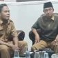 Raden Achmad Asy'ari (kanan), sang Kepala SDN Kebunagung ll bersama perwakilan Dinas Pendidikan Kabupaten Sumenep saat mendengarkan langsung pengakuan beberapa siswa dan orang tua siswa yang menjadi korban dugaan pencabulan Oknum Guru PNS Cabul inisial 'SO'