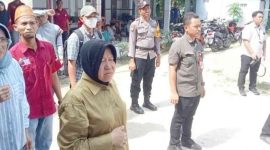 Menteri Sosial Risma saat memantau pembongkaran rumah reot milik Umi Kalsum di Pamekasan Madura untuk dibangun kembali sehingga layak ditempati. (foto/ist)