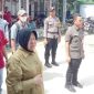 Menteri Sosial Risma saat memantau pembongkaran rumah reot milik Umi Kalsum di Pamekasan Madura untuk dibangun kembali sehingga layak ditempati. (foto/ist)