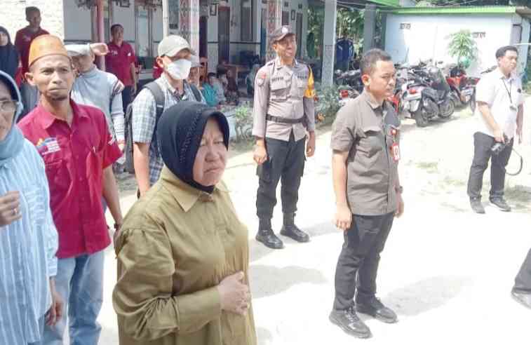 Menteri Sosial Risma saat memantau pembongkaran rumah reot milik Umi Kalsum di Pamekasan Madura untuk dibangun kembali sehingga layak ditempati. (foto/ist)