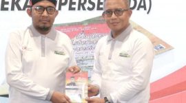 Bupati Sumenep Achmad Fauzi Wongsojudo (kiri) bersama Direktur Utama PT Bank Pembiayaan Rakyat Syariah (BPRS) Bhakti Sumekar Hairil Fajar (kanan)