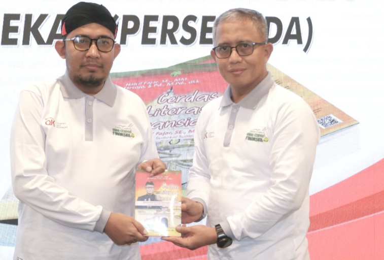 Bupati Sumenep Achmad Fauzi Wongsojudo (kiri) bersama Direktur Utama PT Bank Pembiayaan Rakyat Syariah (BPRS) Bhakti Sumekar Hairil Fajar (kanan)