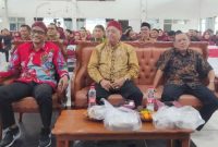 Kepala Cabang Dinas Pendidikan Jawa Timur (Kacabdin Jatim) Wilayah Sumenep Budi Sulistyo (tengah) bersama Komite SMAN 1 Sumenep Novel (kanan)