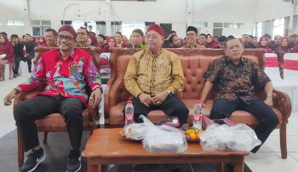 Kepala Cabang Dinas Pendidikan Jawa Timur (Kacabdin Jatim) Wilayah Sumenep Budi Sulistyo (tengah) bersama Komite SMAN 1 Sumenep Novel (kanan)