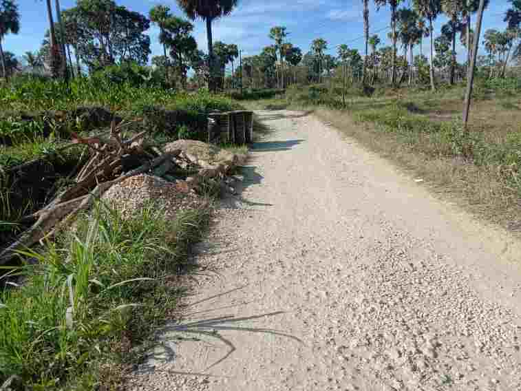 Potret Lokasi Proyek Pengaspalan Melalui DD Tahap 1 2024 di Desa Karangnangka Rubaru Sumenep yang Belum Dikerjakan. (foto/ist)