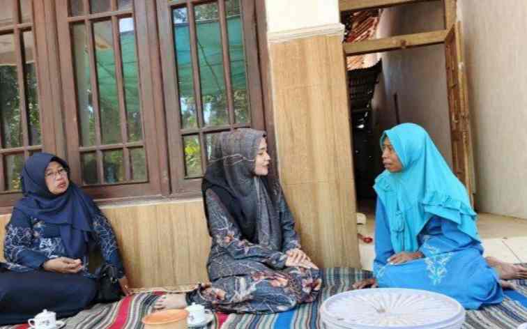 PEDULI. Anggota DPRD Sumenep Nia Kurnia Fauzi saat mengunjungi rumah duka di Desa Lenteng Timur, Kecamatan Lenteng, Rabu (9/10/2024). 