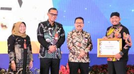 BERPRESTASI. Bupati Sumenep Achmad Fauzi Wongsojudo (kanan) saat menerima penghargaan sebagai Kepala Daerah Pembina Kecamatan terbaik kategori Pratama dari Dirjen Administrasi Kewilayahan Kementerian Dalam Negeri (Kemendagri) RI Akmal Malik