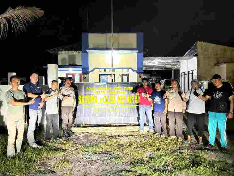 RESPONSIF. Jajaran Kantor UPP Masalembu dibawah kepemimpinan Rahmat Rahim saat bergerak cepat melakukan koordinasi dengan pihak Polairud, PPN Brondong dan kelompok nelayan blimbing Lamongan terkait kaburnya kapal brondong yang menjadi atensi nelayan kepulauan Masalembu. (foto/ist)