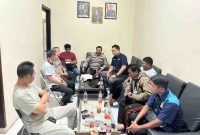 RESPONSIF. Jajaran Kantor UPP Masalembu dibawah kepemimpinan Rahmat Rahim saat bergerak cepat melakukan koordinasi dengan pihak Polairud, PPN Brondong dan kelompok nelayan blimbing Lamongan terkait kaburnya kapal brondong yang menjadi atensi nelayan kepulauan Masalembu. (foto/ist)