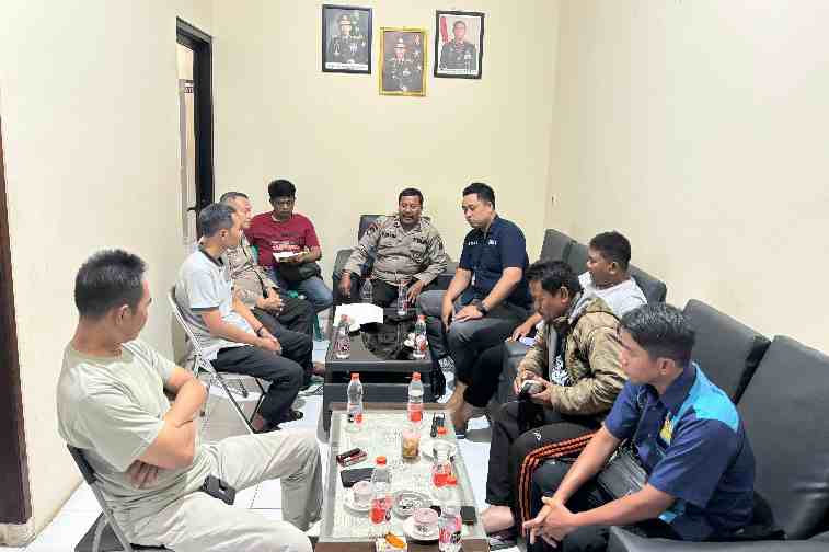 RESPONSIF. Jajaran Kantor UPP Masalembu dibawah kepemimpinan Rahmat Rahim saat bergerak cepat melakukan koordinasi dengan pihak Polairud, PPN Brondong dan kelompok nelayan blimbing Lamongan terkait kaburnya kapal brondong yang menjadi atensi nelayan kepulauan Masalembu. (foto/ist)