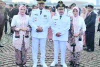 HARAPAN BARU. Bupati Sumenep Achmad Fauzi Wongsojudo didampingi istri tercinta (kiri) bersama Wakil Bupati Sumenep KH. Imam Hasyim didampingi sang istri tercinta (kanan) di Istana Negara Jakarta disela-sela momentum pelantikan. (foto/ist)