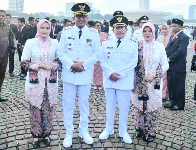 HARAPAN BARU. Bupati Sumenep Achmad Fauzi Wongsojudo didampingi istri tercinta (kiri) bersama Wakil Bupati Sumenep KH. Imam Hasyim didampingi sang istri tercinta (kanan) di Istana Negara Jakarta disela-sela momentum pelantikan. (foto/ist)