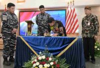 Sebagai Bentuk Sinergi dan Dukungan Pembangunan Sektor Pertahanan, Bupati Sumenep Hibahkan Aset Tanah ke TNI AL