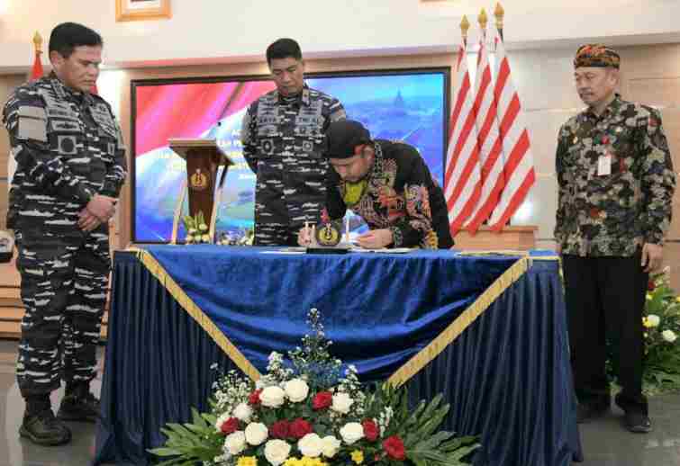 Sebagai Bentuk Sinergi dan Dukungan Pembangunan Sektor Pertahanan, Bupati Sumenep Hibahkan Aset Tanah ke TNI AL