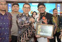 Bupati Sumenep Cak Fauzi Terima Penghargaan SNKI Sebagai Tokoh Inspiratif