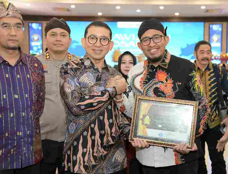 Bupati Sumenep Cak Fauzi Terima Penghargaan SNKI Sebagai Tokoh Inspiratif