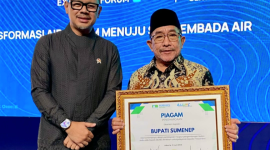 Wakil Bupati saat menerima penghargaan Bupati Sumenep berkat komitmennya dalam pembiayaan dan pengembangan BUMD Air Minum