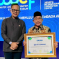 Wakil Bupati saat menerima penghargaan Bupati Sumenep berkat komitmennya dalam pembiayaan dan pengembangan BUMD Air Minum
