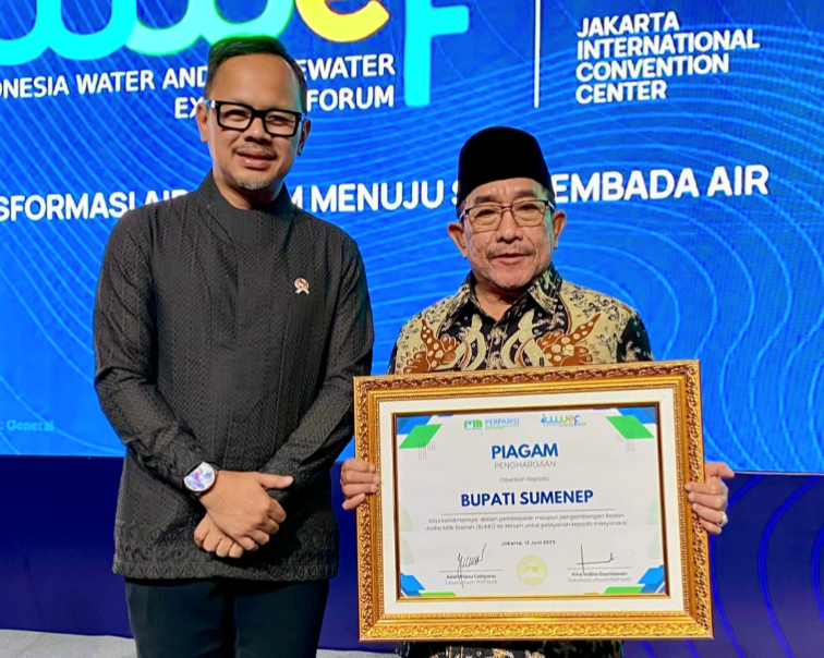 Wakil Bupati saat menerima penghargaan Bupati Sumenep berkat komitmennya dalam pembiayaan dan pengembangan BUMD Air Minum