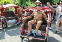 Bupati Sumenep Turun Langsung Serahkan Bantuan Becak Listrik dari Presiden RI Prabowo Subianto