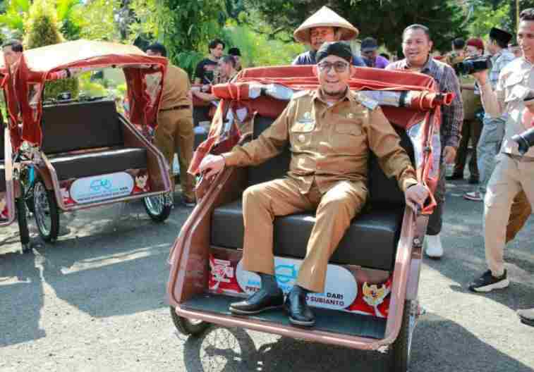 Bupati Sumenep Turun Langsung Serahkan Bantuan Becak Listrik dari Presiden RI Prabowo Subianto
