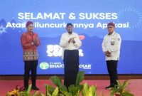 Direktur Utama BPRS Bhakti Sumekar, Hairil Fajar (kanan) mendampingi Bupati Sumenep Achmad Fauzi Wongsojudo (tengah) dan perwakilan OJK (kiri) saat peluncuran Aplikasi BBS Sekolah di Pendopo Agung Keraton Sumenep beberapa waktu lalu. (foto/ist)