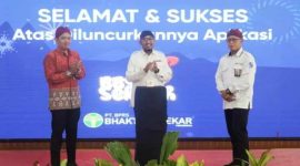 Direktur Utama BPRS Bhakti Sumekar, Hairil Fajar (kanan) mendampingi Bupati Sumenep Achmad Fauzi Wongsojudo (tengah) dan perwakilan OJK (kiri) saat peluncuran Aplikasi BBS Sekolah di Pendopo Agung Keraton Sumenep beberapa waktu lalu. (foto/ist)