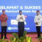 Direktur Utama BPRS Bhakti Sumekar, Hairil Fajar (kanan) mendampingi Bupati Sumenep Achmad Fauzi Wongsojudo (tengah) dan perwakilan OJK (kiri) saat peluncuran Aplikasi BBS Sekolah di Pendopo Agung Keraton Sumenep beberapa waktu lalu. (foto/ist)