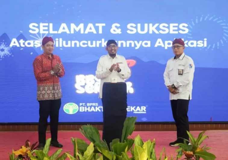 Direktur Utama BPRS Bhakti Sumekar, Hairil Fajar (kanan) mendampingi Bupati Sumenep Achmad Fauzi Wongsojudo (tengah) dan perwakilan OJK (kiri) saat peluncuran Aplikasi BBS Sekolah di Pendopo Agung Keraton Sumenep beberapa waktu lalu. (foto/ist)