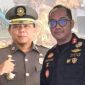 KOLASE FOTO. Kepala Satpol-PP Sumenep, Wahyu Kurniawan Pribadi, dan Kepala Bea Cukai Madura Novian Dermawan 