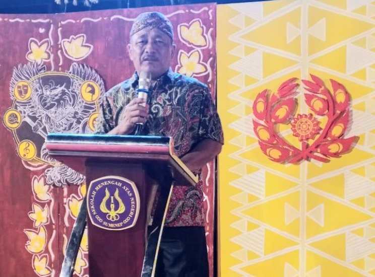 Kepala SMAN 1 Sumenep Drs. Rafiudin, M.Pd saat memberikan sambutan 