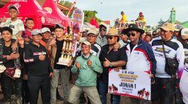 SOLID. Haji Fathor Rosi yang familiar disapa Haji Rosi bersama timnya berpose dengan piala juara pertama Kerapan Sapi Kapolres Sumenep Cup 2025 di Lapangan Kerapan Sapi Sumenep