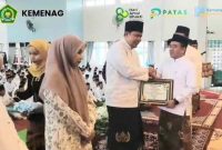 Gus Abdul Adim Yasin (kiri) saat menerima sertifikat penghargaan Anugerah Penyuluh Agama jaura 1 dari Kepala Kantor Urusan Agama Sumenep