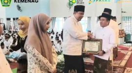 Gus Abdul Adim Yasin (kiri) saat menerima sertifikat penghargaan Anugerah Penyuluh Agama jaura 1 dari Kepala Kantor Urusan Agama Sumenep