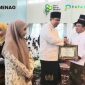 Gus Abdul Adim Yasin (kiri) saat menerima sertifikat penghargaan Anugerah Penyuluh Agama jaura 1 dari Kepala Kantor Urusan Agama Sumenep