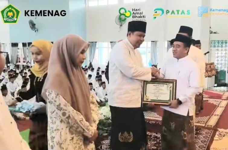 Gus Abdul Adim Yasin (kiri) saat menerima sertifikat penghargaan Anugerah Penyuluh Agama jaura 1 dari Kepala Kantor Urusan Agama Sumenep