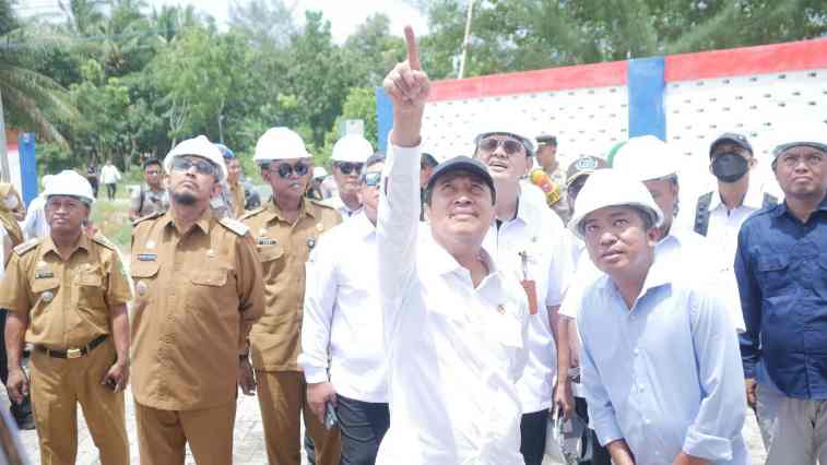 BISMILLAH MELAYANI. Bupati Sumenep Achmad Fauzi Wongsojudo saat mendampingi Menteri Kelautan dan Perikanan Republik Indonesia Sakti Wahyu Trenggono saat melakukan kunjungan kerja ke Kampung Nelayan Merah Putih (KNMP) di Desa Dapenda, Kecamatan Batang-Batang