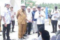 BISMILLAH MELAYANI. Bupati Sumenep Achmad Fauzi Wongsojudo saat mendampingi Menteri Kelautan dan Perikanan Republik Indonesia Sakti Wahyu Trenggono saat melakukan kunjungan kerja ke Kampung Nelayan Merah Putih (KNMP) di Desa Dapenda, Kecamatan Batang-Batang