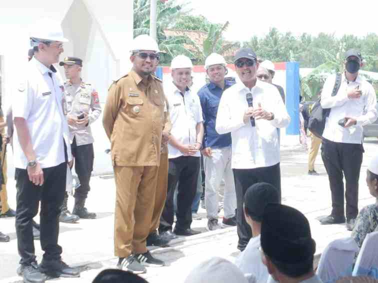 BISMILLAH MELAYANI. Bupati Sumenep Achmad Fauzi Wongsojudo saat mendampingi Menteri Kelautan dan Perikanan Republik Indonesia Sakti Wahyu Trenggono saat melakukan kunjungan kerja ke Kampung Nelayan Merah Putih (KNMP) di Desa Dapenda, Kecamatan Batang-Batang
