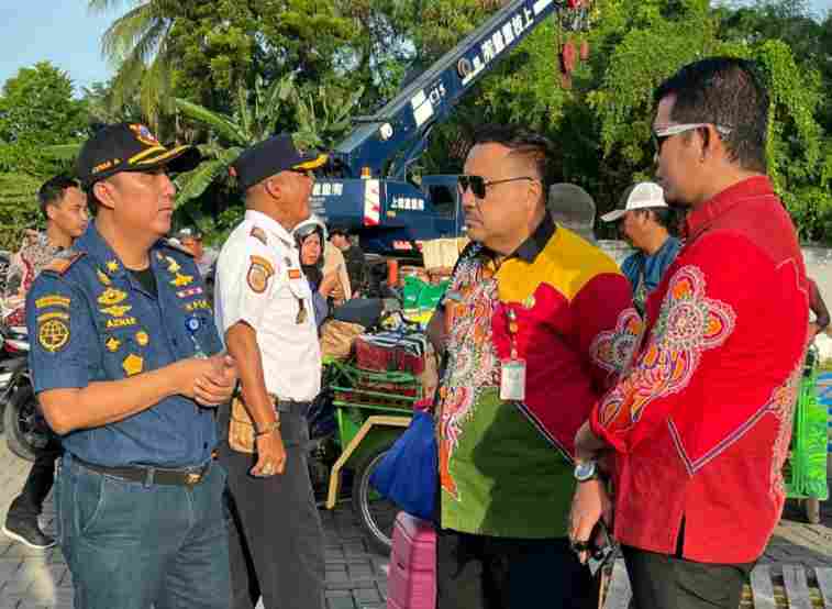 Plt Kepala Disperkimhub Sumenep Achmad Dzulkarnain bersama Kepala KSOP Kalianget Azwar Anas saat di Pelabuhan Kalianget memantau langsung program mudik gratis 2026