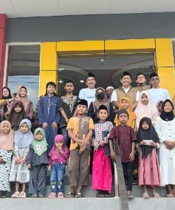 Baznas Sumenep Peduli, Ajak Anak Yatim Belanja Baju Lebaran di Toko DNR Jelang Hari Raya Idulfitri