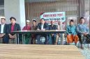 Sejumlah warga yang merupakan Keluarga Penerima Manfaat (KPM) bersama Pengacara Ach Supyadi, S.H., M.H, dan rekan saat melakukan konferensi pers terkait kasus dugaan pemotongan PKH di Desa Mantajun, Kecamatan Dasuk, Kabupaten Sumenep, yang sekaligus mendesak segera menetapkan tersangka