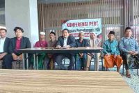 Sejumlah warga yang merupakan Keluarga Penerima Manfaat (KPM) bersama Pengacara Ach Supyadi, S.H., M.H, dan rekan saat melakukan konferensi pers terkait kasus dugaan pemotongan PKH di Desa Mantajun, Kecamatan Dasuk, Kabupaten Sumenep, yang sekaligus mendesak segera menetapkan tersangka