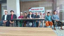 Sejumlah warga yang merupakan Keluarga Penerima Manfaat (KPM) bersama Pengacara Ach Supyadi, S.H., M.H, dan rekan saat melakukan konferensi pers terkait kasus dugaan pemotongan PKH di Desa Mantajun, Kecamatan Dasuk, Kabupaten Sumenep, yang sekaligus mendesak segera menetapkan tersangka