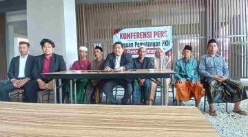 Sejumlah warga yang merupakan Keluarga Penerima Manfaat (KPM) bersama Pengacara Ach Supyadi, S.H., M.H, dan rekan saat melakukan konferensi pers terkait kasus dugaan pemotongan PKH di Desa Mantajun, Kecamatan Dasuk, Kabupaten Sumenep, yang sekaligus mendesak segera menetapkan tersangka