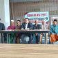 Sejumlah warga yang merupakan Keluarga Penerima Manfaat (KPM) bersama Pengacara Ach Supyadi, S.H., M.H, dan rekan saat melakukan konferensi pers terkait kasus dugaan pemotongan PKH di Desa Mantajun, Kecamatan Dasuk, Kabupaten Sumenep, yang sekaligus mendesak segera menetapkan tersangka