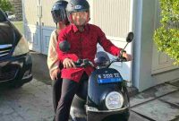 Dukung Program Jumat Tanpa BBM, Direktur BPRS Bhakti Sumekar Gunakan Motor Listrik ke Kantor