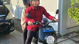 Dukung Program Jumat Tanpa BBM, Direktur BPRS Bhakti Sumekar Gunakan Motor Listrik ke Kantor